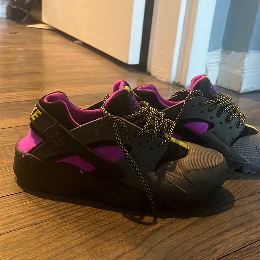 Kids size 5Y Nike Hurache